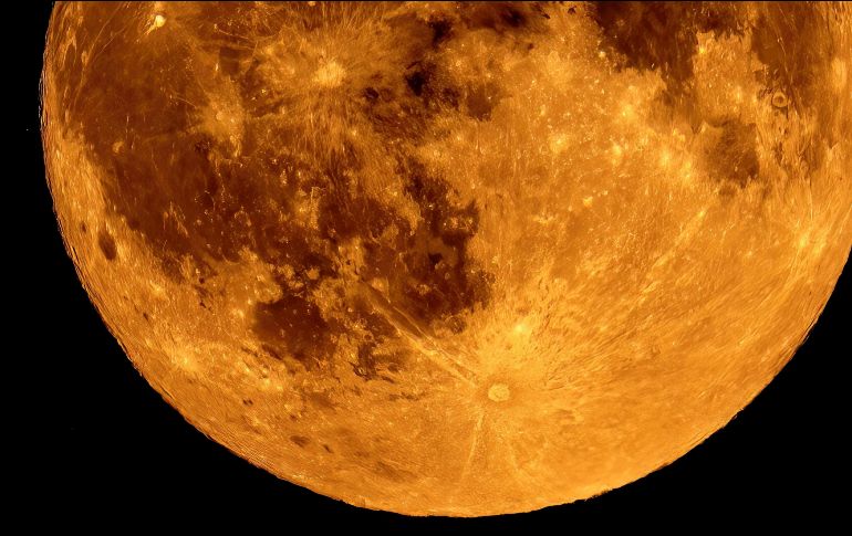 La Luna con su tono rojizo durante el eclipse de anoche, vista desde Cracovia, Polonia. EFE/L. Gagulski