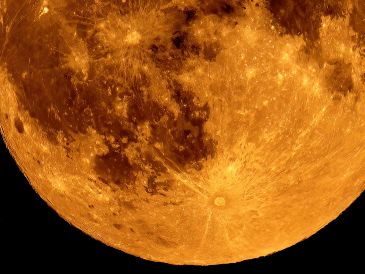 La Luna con su tono rojizo durante el eclipse de anoche, vista desde Cracovia, Polonia. EFE/L. Gagulski