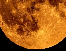 La Luna con su tono rojizo durante el eclipse de anoche, vista desde Cracovia, Polonia. EFE/L. Gagulski