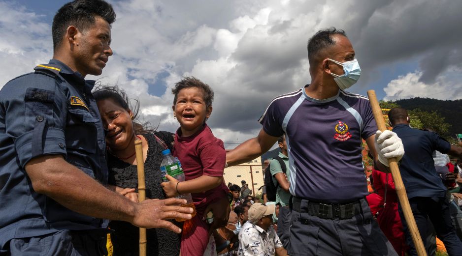 Personas reaccionan durante una operación de rescate realizada por un helicóptero del Ejército de Nepal tras unas inundaciones repentinas en la localidad de Hatigauda, distrito de Nuwakot (Nepal). EFE/EPA/N. Shrestha