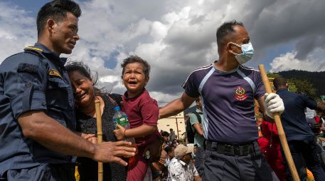 Personas reaccionan durante una operación de rescate realizada por un helicóptero del Ejército de Nepal tras unas inundaciones repentinas en la localidad de Hatigauda, distrito de Nuwakot (Nepal). EFE/EPA/N. Shrestha