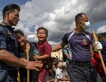 Personas reaccionan durante una operación de rescate realizada por un helicóptero del Ejército de Nepal tras unas inundaciones repentinas en la localidad de Hatigauda, distrito de Nuwakot (Nepal). EFE/EPA/N. Shrestha