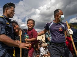 Personas reaccionan durante una operación de rescate realizada por un helicóptero del Ejército de Nepal tras unas inundaciones repentinas en la localidad de Hatigauda, distrito de Nuwakot (Nepal). EFE/EPA/N. Shrestha