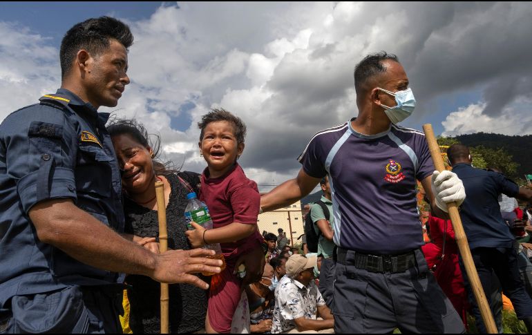 Personas reaccionan durante una operación de rescate realizada por un helicóptero del Ejército de Nepal tras unas inundaciones repentinas en la localidad de Hatigauda, distrito de Nuwakot (Nepal). EFE/EPA/N. Shrestha