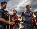 Personas reaccionan durante una operación de rescate realizada por un helicóptero del Ejército de Nepal tras unas inundaciones repentinas en la localidad de Hatigauda, distrito de Nuwakot (Nepal). EFE/EPA/N. Shrestha