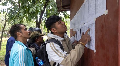 Las personas buscan los nombres de sus familiares en las listas de desaparecidos frente al centro de operaciones del ejército tras las inundaciones repentinas, en el distrito de Nuwakot, Nepal, el 28 de agosto de 2026.EFE/N. SHRESTHA