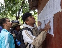 Las personas buscan los nombres de sus familiares en las listas de desaparecidos frente al centro de operaciones del ejército tras las inundaciones repentinas, en el distrito de Nuwakot, Nepal, el 28 de agosto de 2026.EFE/N. SHRESTHA
