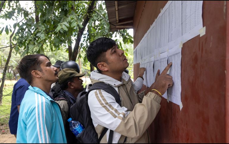 Las personas buscan los nombres de sus familiares en las listas de desaparecidos frente al centro de operaciones del ejército tras las inundaciones repentinas, en el distrito de Nuwakot, Nepal, el 28 de agosto de 2026.EFE/N. SHRESTHA