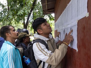 Las personas buscan los nombres de sus familiares en las listas de desaparecidos frente al centro de operaciones del ejército tras las inundaciones repentinas, en el distrito de Nuwakot, Nepal, el 28 de agosto de 2026.EFE/N. SHRESTHA