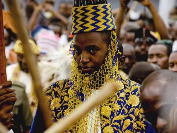 El rey Oyo Nyimba Kabamba Iguru Rukidi IV, monarca del reino de Tooro, durante la celebración de su 18vo cumpleaños en Fort Portal, Uganda, el sábado 17 de abril de 2010, momento en que asumió plenamente sus funciones. AP/M. Hofer.