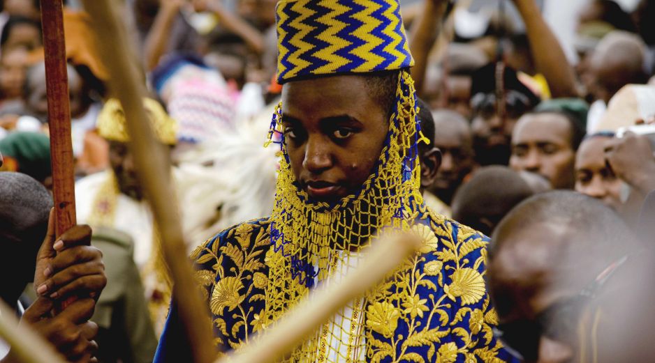 El rey Oyo Nyimba Kabamba Iguru Rukidi IV, monarca del reino de Tooro, durante la celebración de su 18vo cumpleaños en Fort Portal, Uganda, el sábado 17 de abril de 2010, momento en que asumió plenamente sus funciones. AP/M. Hofer.