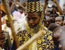 El rey Oyo Nyimba Kabamba Iguru Rukidi IV, monarca del reino de Tooro, durante la celebración de su 18vo cumpleaños en Fort Portal, Uganda, el sábado 17 de abril de 2010, momento en que asumió plenamente sus funciones. AP/M. Hofer.