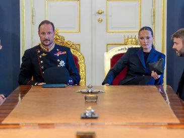 El nuevo rey de Noruega, Haakon VIII y la princesa heredera Ingrid Alexandra saludan a los asistentes con motivo de una sesión extraordinaria del gabinete en el Palacio Real de Oslo, Noruega, el 28 de agosto de 2026, tras el fallecimiento del rey Harald V. EFE/L. ASERUD