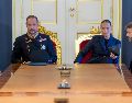 El nuevo rey de Noruega, Haakon VIII y la princesa heredera Ingrid Alexandra saludan a los asistentes con motivo de una sesión extraordinaria del gabinete en el Palacio Real de Oslo, Noruega, el 28 de agosto de 2026, tras el fallecimiento del rey Harald V. EFE/L. ASERUD
