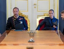 El nuevo rey de Noruega, Haakon VIII y la princesa heredera Ingrid Alexandra saludan a los asistentes con motivo de una sesión extraordinaria del gabinete en el Palacio Real de Oslo, Noruega, el 28 de agosto de 2026, tras el fallecimiento del rey Harald V. EFE/L. ASERUD