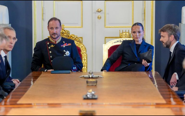 El nuevo rey de Noruega, Haakon VIII y la princesa heredera Ingrid Alexandra saludan a los asistentes con motivo de una sesión extraordinaria del gabinete en el Palacio Real de Oslo, Noruega, el 28 de agosto de 2026, tras el fallecimiento del rey Harald V. EFE/L. ASERUD
