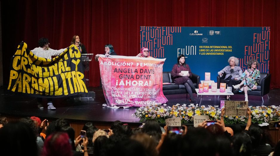 Angela Davis durante su caótica pero reflexiva presentación sobre feminismo y abolición en la Sala Miguel Covarrubias de la UNAM. AP / ARCHIVO