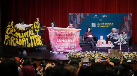 Angela Davis durante su caótica pero reflexiva presentación sobre feminismo y abolición en la Sala Miguel Covarrubias de la UNAM. AP / ARCHIVO