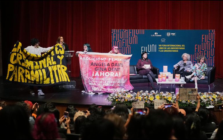 Angela Davis durante su caótica pero reflexiva presentación sobre feminismo y abolición en la Sala Miguel Covarrubias de la UNAM. AP / ARCHIVO