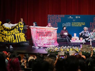Angela Davis durante su caótica pero reflexiva presentación sobre feminismo y abolición en la Sala Miguel Covarrubias de la UNAM. AP / ARCHIVO