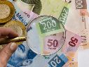 Omar Reyes Colmenares, titular de la Unidad de Inteligencia Financiera, informó sobre las cuentas inmovilizadas durante la conferencia matutina de Claudia Sheinbaum. ESPECIAL / CANVA