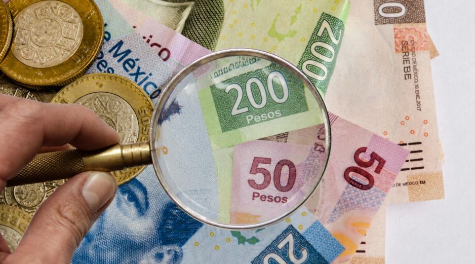 Omar Reyes Colmenares, titular de la Unidad de Inteligencia Financiera, informó sobre las cuentas inmovilizadas durante la conferencia matutina de Claudia Sheinbaum. ESPECIAL / CANVA