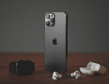 El próximo iPhone 18 Pro Max integraría una cámara de apertura variable exclusiva, un diseño más grande y pesado, y mejoras en el zoom óptico, distanciándose del modelo Pro tradicional. Unsplash
