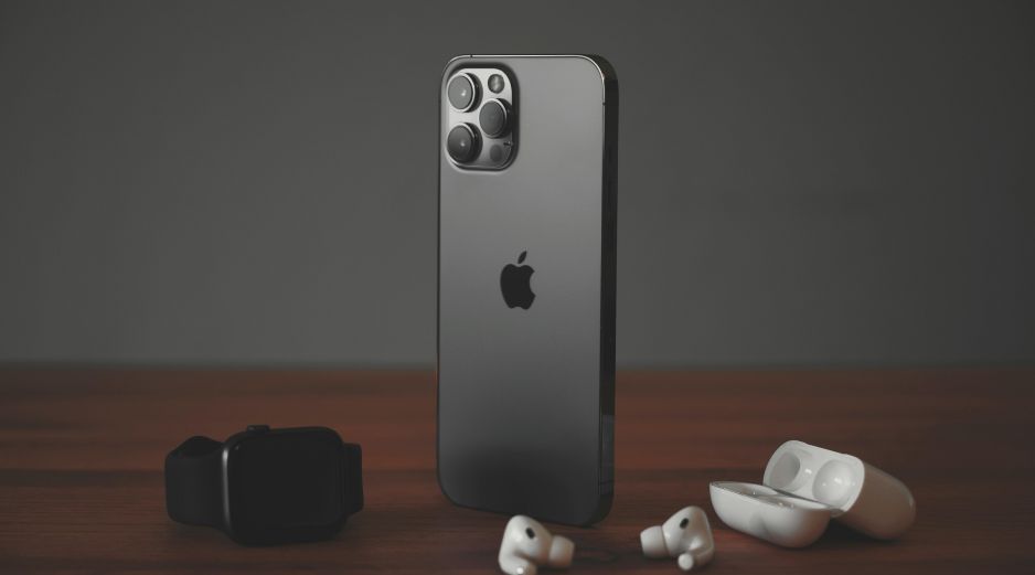 El próximo iPhone 18 Pro Max integraría una cámara de apertura variable exclusiva, un diseño más grande y pesado, y mejoras en el zoom óptico, distanciándose del modelo Pro tradicional. Unsplash