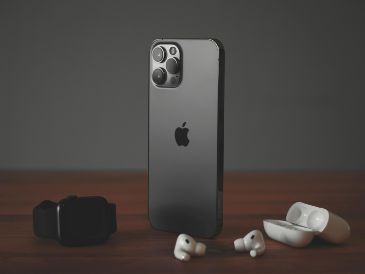El próximo iPhone 18 Pro Max integraría una cámara de apertura variable exclusiva, un diseño más grande y pesado, y mejoras en el zoom óptico, distanciándose del modelo Pro tradicional. Unsplash