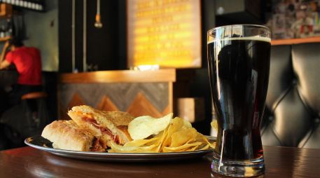 Tonel de Diógenes es el local es una extensión de la cerveza Diógenes, empresa tapatía que en años recientes se ganó un lugar en las papilas gustativas de aquellos que adoran la malta y el lúpulo. EL INFORMADOR/  F. González.