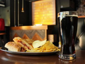 Tonel de Diógenes es el local es una extensión de la cerveza Diógenes, empresa tapatía que en años recientes se ganó un lugar en las papilas gustativas de aquellos que adoran la malta y el lúpulo. EL INFORMADOR/  F. González.
