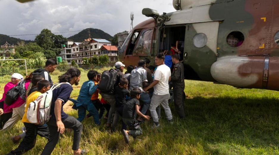 La agencia de gestión de desastres nepalí reportó que tres mil 253 personas han sido evacuadas por aire en helicóptero desde la zona de la catástrofe. EFE / N. SHRESTHA