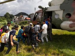 La agencia de gestión de desastres nepalí reportó que tres mil 253 personas han sido evacuadas por aire en helicóptero desde la zona de la catástrofe. EFE / N. SHRESTHA