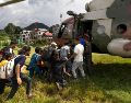 La agencia de gestión de desastres nepalí reportó que tres mil 253 personas han sido evacuadas por aire en helicóptero desde la zona de la catástrofe. EFE / N. SHRESTHA