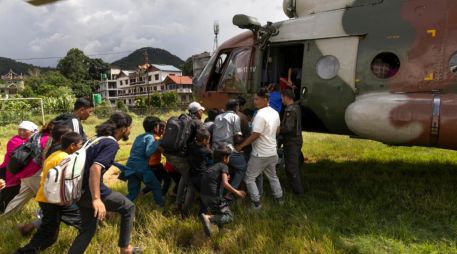 La agencia de gestión de desastres nepalí reportó que tres mil 253 personas han sido evacuadas por aire en helicóptero desde la zona de la catástrofe. EFE / N. SHRESTHA