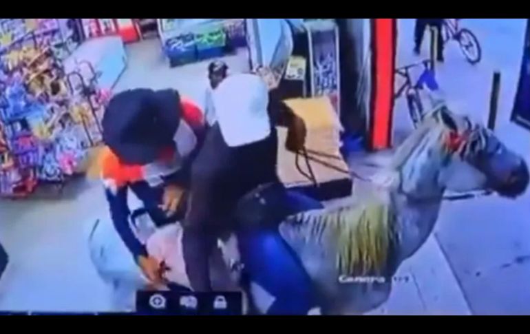 En la grabación se ve a los dos hombres montados a caballo con los rostros cubiertos y uno de ellos con un arma automática dentro del minisúper. CAPTURA DE VIDEO