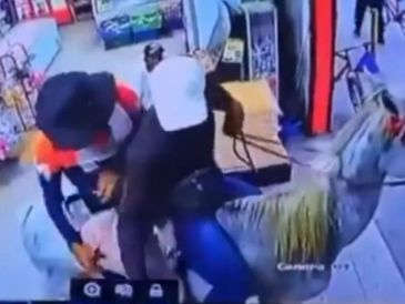 En la grabación se ve a los dos hombres montados a caballo con los rostros cubiertos y uno de ellos con un arma automática dentro del minisúper. CAPTURA DE VIDEO