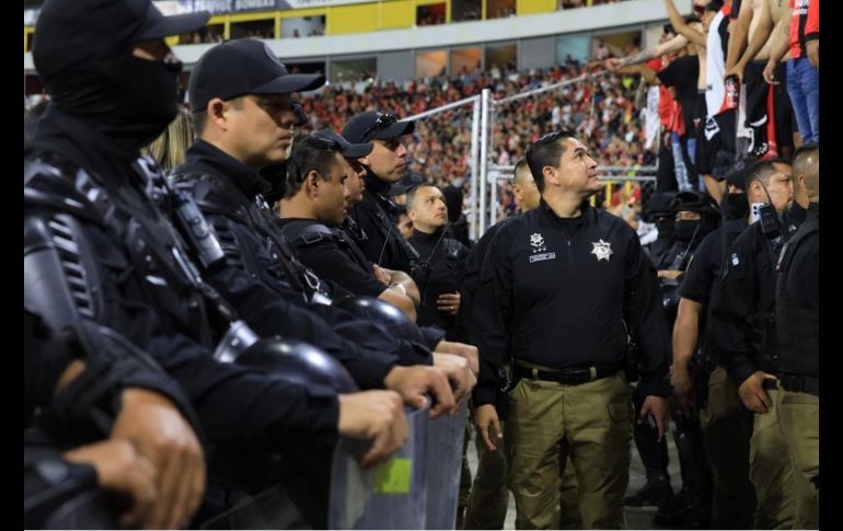 Los policías estarán distribuidos tanto al interior del inmueble como en sus inmediaciones para atender posibles incidentes antes, durante y después del encuentro. ESPECIAL