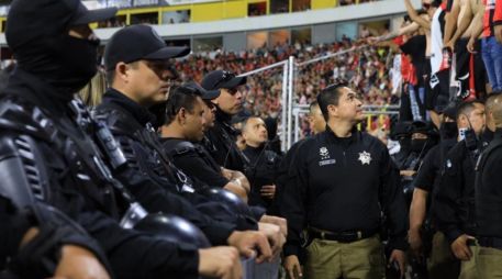 Los policías estarán distribuidos tanto al interior del inmueble como en sus inmediaciones para atender posibles incidentes antes, durante y después del encuentro. ESPECIAL