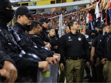 Los policías estarán distribuidos tanto al interior del inmueble como en sus inmediaciones para atender posibles incidentes antes, durante y después del encuentro. ESPECIAL