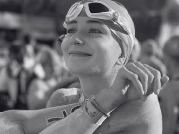 Victoria de Yturbe nadará 48.5 kilómetros alrededor de Manhattan en el reto 20 Bridges Swim. INSTAGRAM/donabrazadas