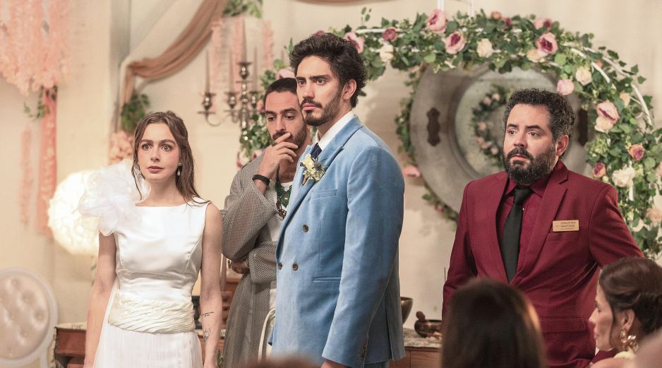 La actriz Regina Pavón interpreta a Natalia; la acompañan en la foto José Eduardo Derbez e Iván Amozurrutia. CORTESÍA