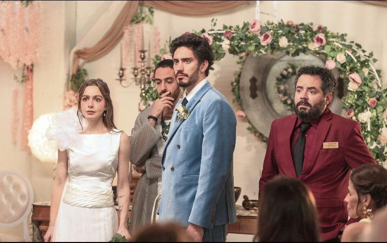 La actriz Regina Pavón interpreta a Natalia; la acompañan en la foto José Eduardo Derbez e Iván Amozurrutia. CORTESÍA