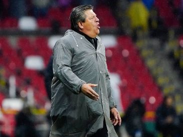 Miguel Herrera durante el partido entre Atlante y León que culminó en empate a uno. IMAGO7
