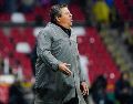 Miguel Herrera durante el partido entre Atlante y León que culminó en empate a uno. IMAGO7