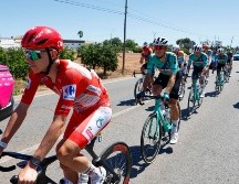 El ciclista esloveno Tadej Pogacar, de rojo, durante la octava etapa de La Vuelta entre Pucol y Xeraco, España. EFE / J. Lizón