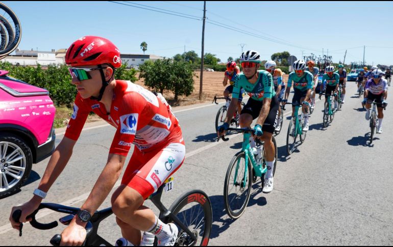 El ciclista esloveno Tadej Pogacar, de rojo, durante la octava etapa de La Vuelta entre Pucol y Xeraco, España. EFE / J. Lizón