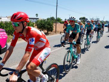 El ciclista esloveno Tadej Pogacar, de rojo, durante la octava etapa de La Vuelta entre Pucol y Xeraco, España. EFE / J. Lizón