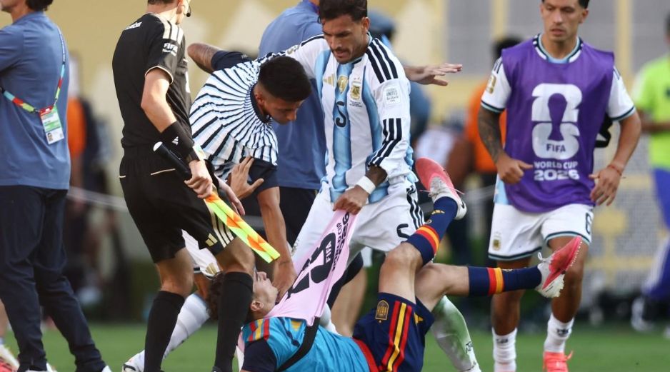 Leandro Paredes derribó a los españoles Eric García y Pablo Páez Gavira 