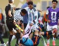Leandro Paredes derribó a los españoles Eric García y Pablo Páez Gavira "Gavi", situación que derivó en las sanciones disciplinarias de la FIFA. AFP / ARCHIVO